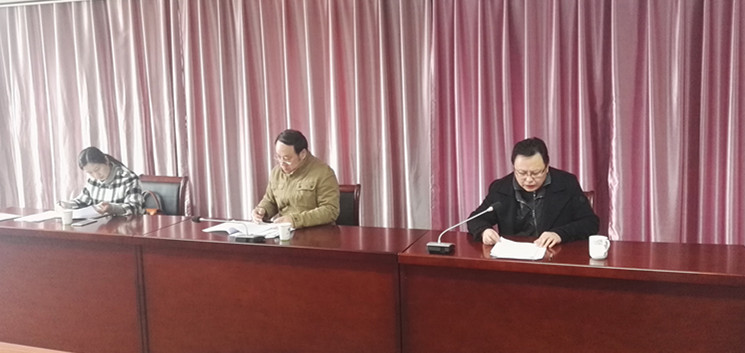 图为:冯志明代表领导班子作述职报告 图为:冯志明代表领导班子作述职报告
